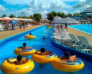 Parchi Divertimento: I Pacchetti Famiglia e i Pass Stagionali che Conviene Fare.